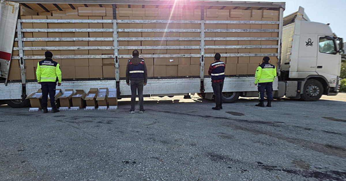 İzmir'de dev operasyon! 3 kişi tutuklandı