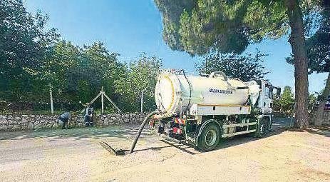 Yoldaki çukur kazaya davetiye çıkarıyor