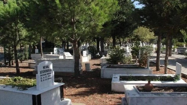 İzmir’de ilginç olay! Yeni açılan mezarda farklı iki insanın kemikleri bulundu!