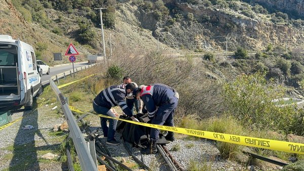 Yol kenarında kadın cesedi bulunmuştu: Eşi ve oğlu tutuklandı!