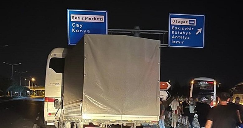 Afyonkarahisar’da kamyonet yolcu otobüsüne çarptı: Çok sayıda yaralı var