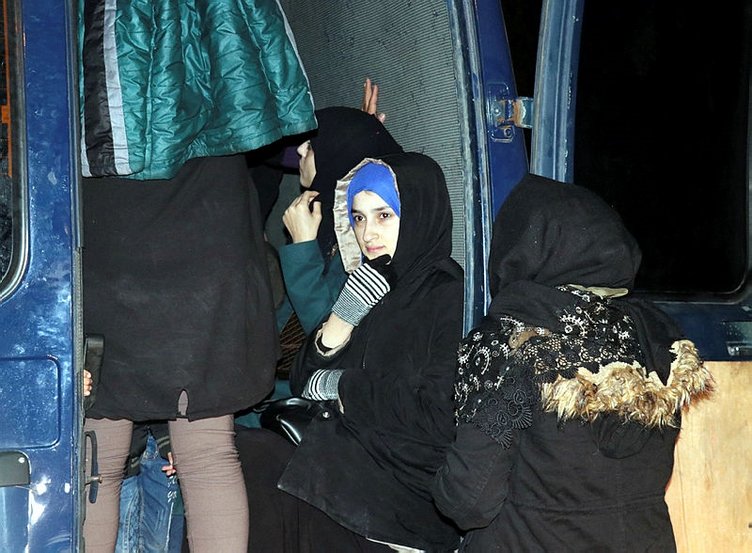 İzmir’de otoyolda kovalamaca! Polisin dur ihtarına uymayan minibüsten 30 düzensiz göçmen çıktı