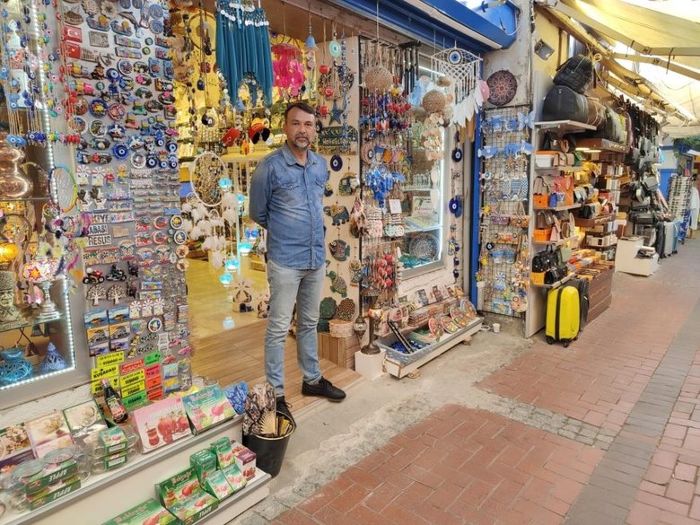 Tırnakçı turistler Kuşadası’nda esnafı dolandırdı