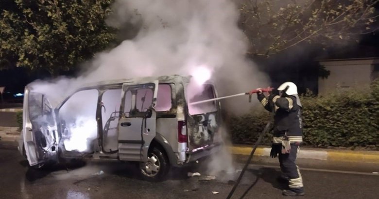 Seyir halinde olan araç bir anda alevlere teslim oldu