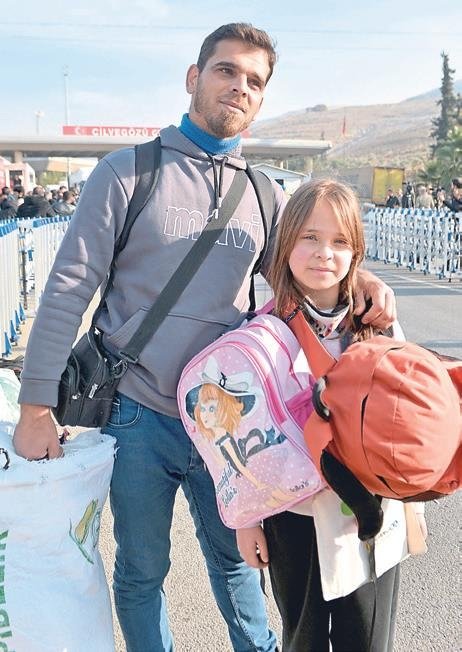 Suriyeliler ülkelerine akın akın dönüyor