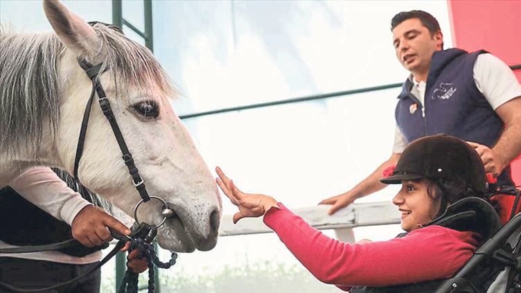 İzmir’de bir ilk! Buca Seyfi Demirsoy Devlet Hastanesi’nde atla terapi imkanı