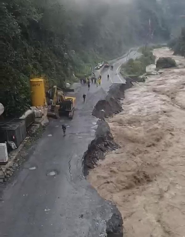 rizede-sel-felaketi-kopruler-yikildi-dereler-tasti-1758356914136.jpeg