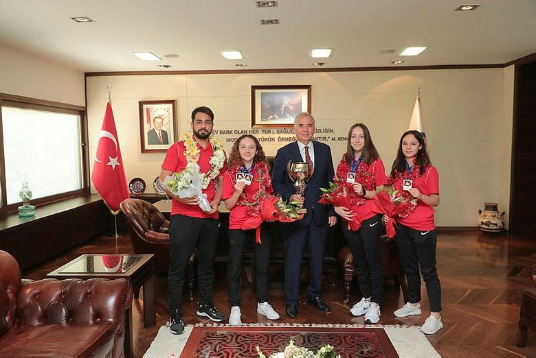 Denizli’nin altın kızları çiçeklerle karşılandı