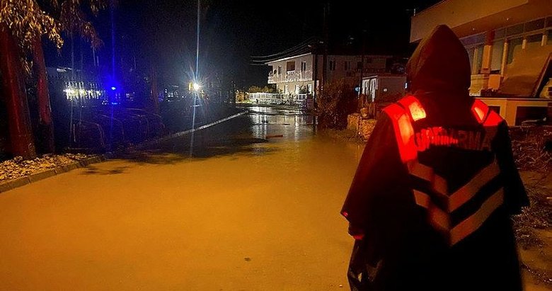 Marmaris’te sağanak yağış nedeniyle yollar kapandı, iş yerlerini su bastı