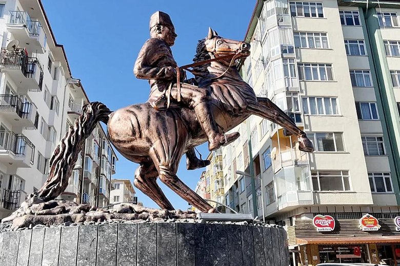 Afyonkarahisar’da bir garip heykel!