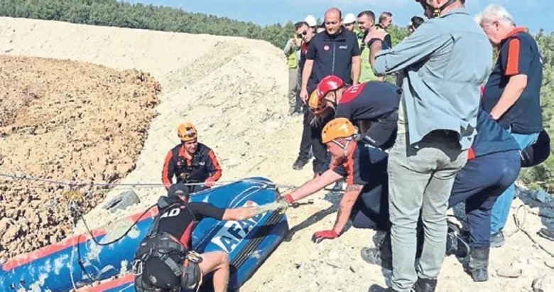 Ekipler çamura saplanan köpek için seferber oldu