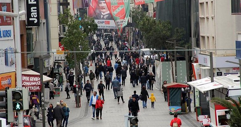 Evde kalın çağrılarına rağmen İzmir’deki yoğunluk göze çarptı