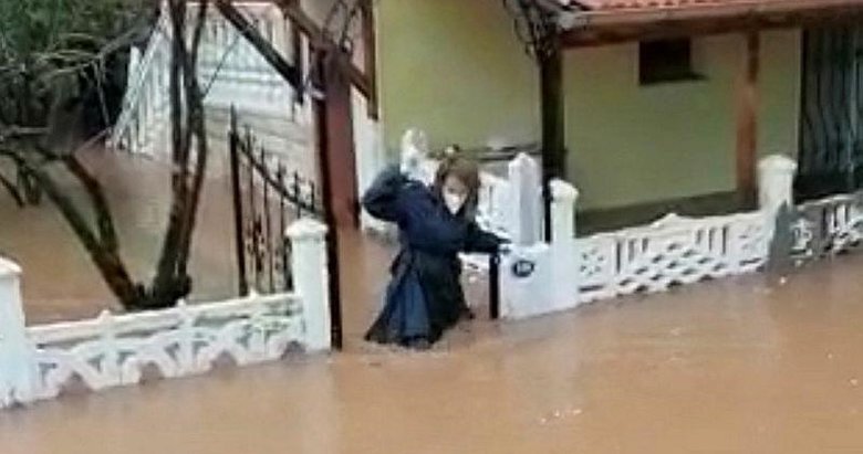 İzmir’de alkışlar sağlık çalışanına! Hastaya müdahale etmek için beline kadar suya girdi