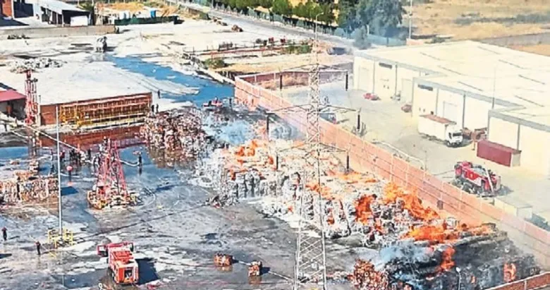Tire’de kâğıt fabrikasının hurda deposu küle döndü