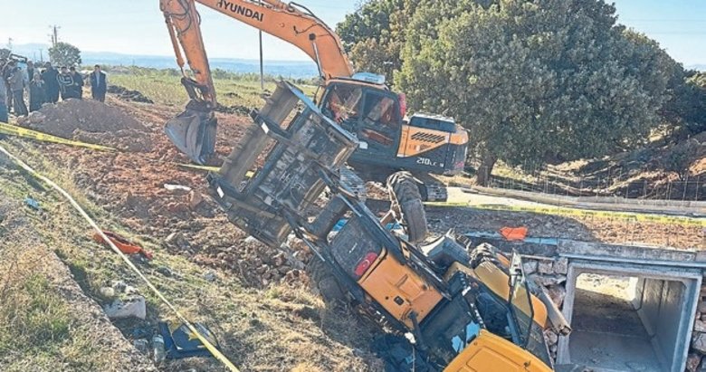 Operatör devrilen kepçenin altında kaldı