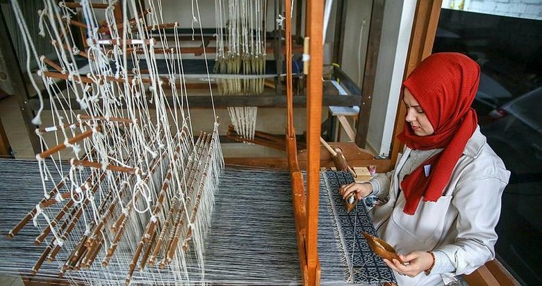 Dedesinden öğrendiği beledi dokumayı gelecek nesillere aktarıyor