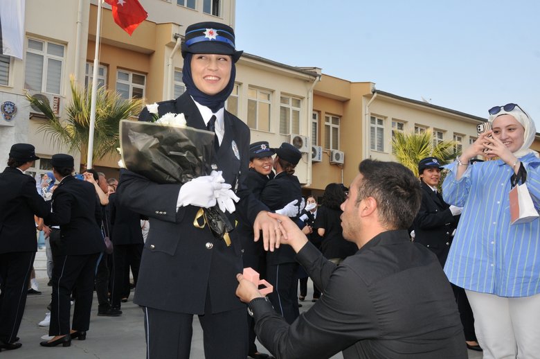 Mezuniyet töreninde sürpriz evlilik teklifi... Kadın polisin çifte mutluluğu...