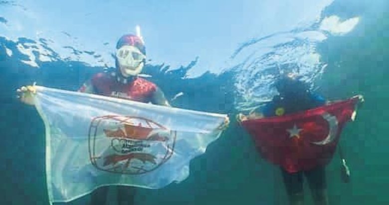 Dünya rekortmeni Alzheimer hastaları için daldı