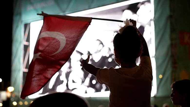 İzmir’de Cumhuriyet coşkusu! Tarihi saat kulesine yansıtıldı