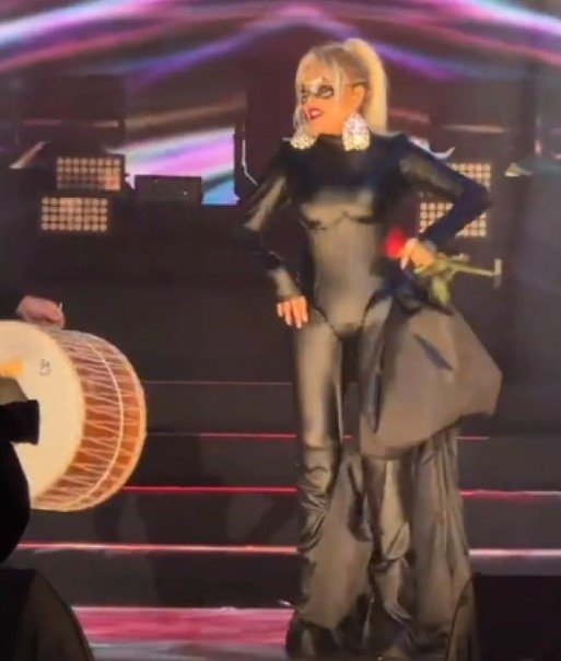 Ajda Pekkan’ın sahne kostümü dikkat çekti