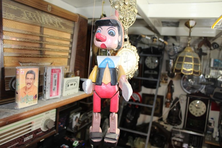 Antika radyo ve pikaplara ustalığıyla yeniden ‘ses’ veriyor