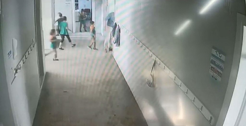 Muğla’da akılalmaz görüntü! Müdür yardımcısı 6 yaşındaki öğrenciyi havaya kaldırıp fırlattı