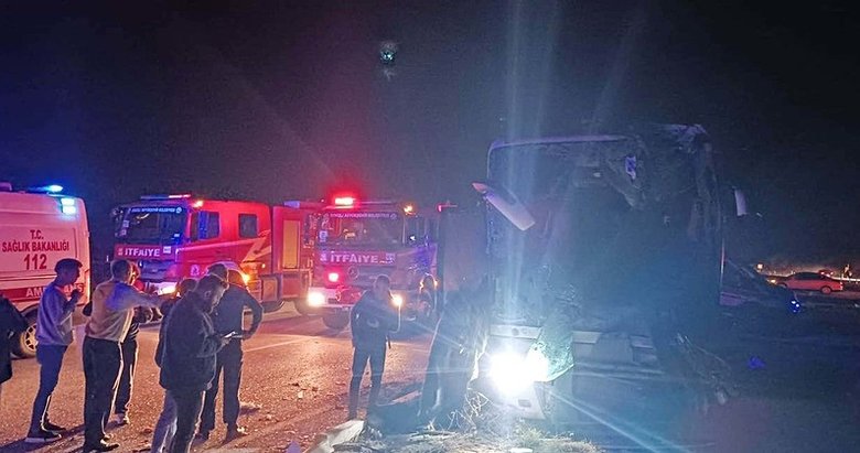 Denizli’de yolcu otobüsü ile servis minibüsü çarpıştı