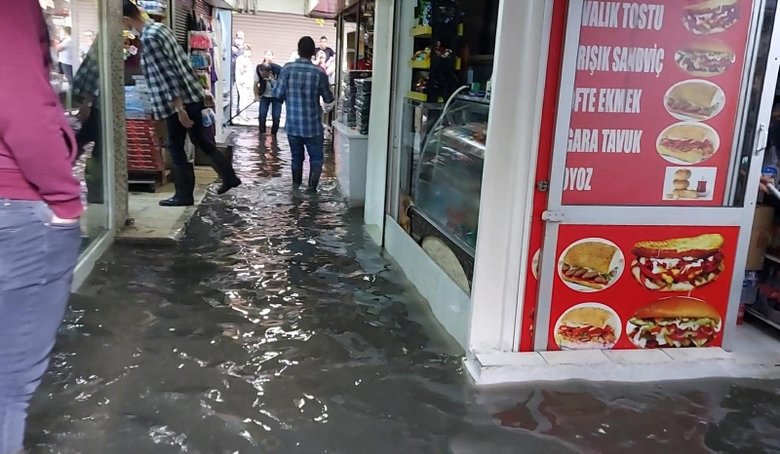7 bin yıllık tarihi Kemeraltı çarşısı, her yağmurda su altında