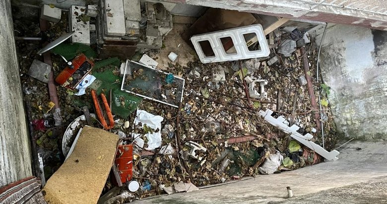 İzmir’de apartmanda ‘çöp ev’ isyanı! Hamam böcekleri ve fareler cirit atıyor