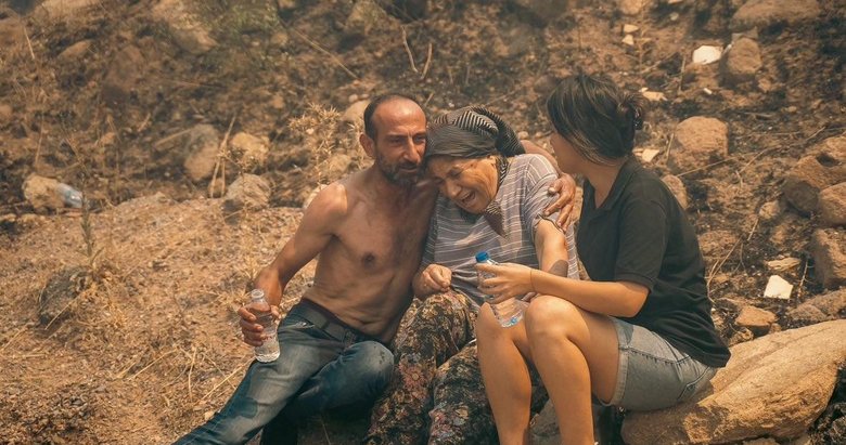 İzmir’de alevler 16 evi küle çevirdi! 87 ev ve 45 iş yeri boşaltıldı