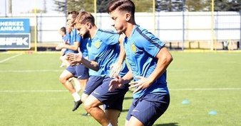 Galatasaray’ın yeni transferi sahaya indi!