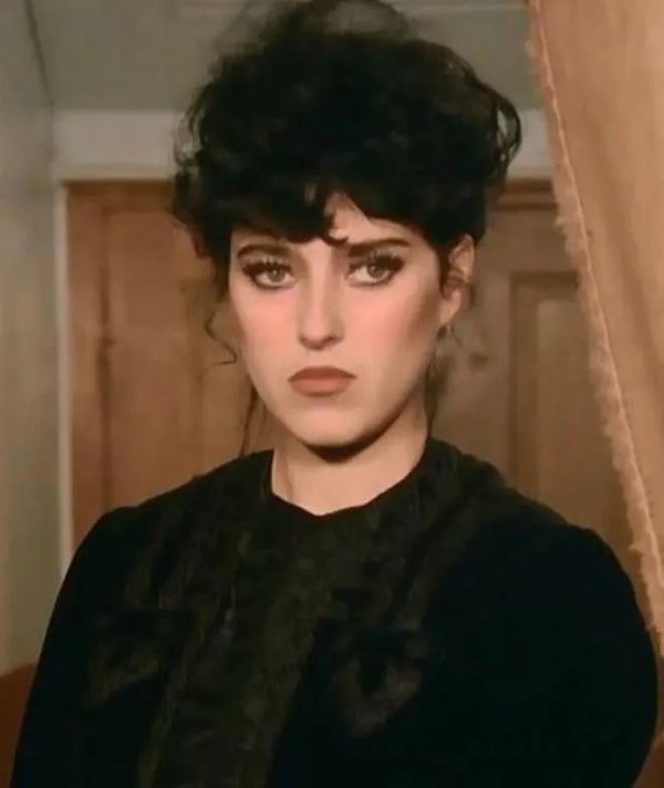 Yeşilçam’a kıvır kıvır saçlarıyla damga vurmuştu! Yaprak Özdemiroğlu’nu görenler gözlerine inanamadı: 62 yaşında zamana meydan okumuş...