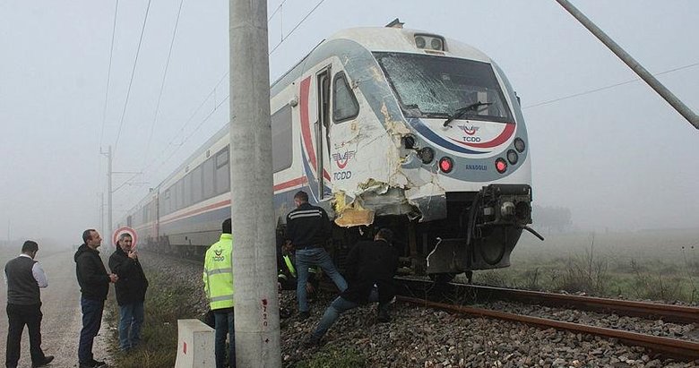 İzmir’de yolcu treni tıra çarptı