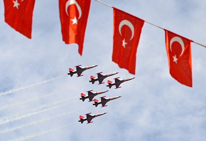 Türk Yıldızları İzmir semalarında! Selamlama uçuşu gerçekleştirdi