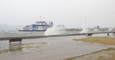 İzmir'de kuvvetli fırtına! Karşıyaka'da deniz taştı
