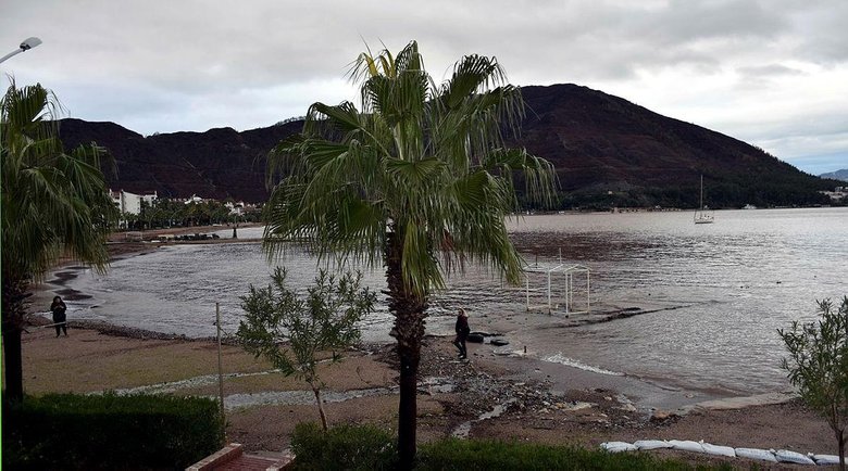 Marmaris’te denizin rengi kahverengiye dönüştü