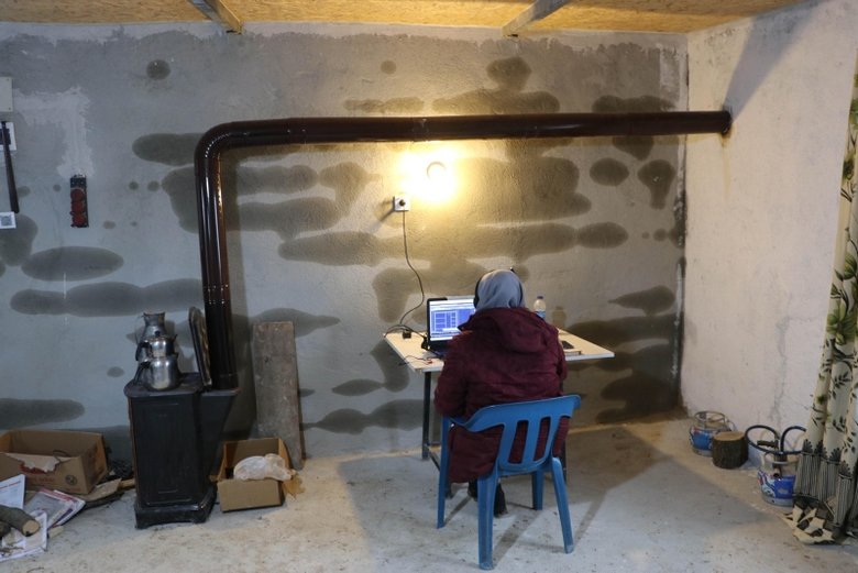 Kızının eğitimi için internet çeken kekik tarlasına baraka yaptı