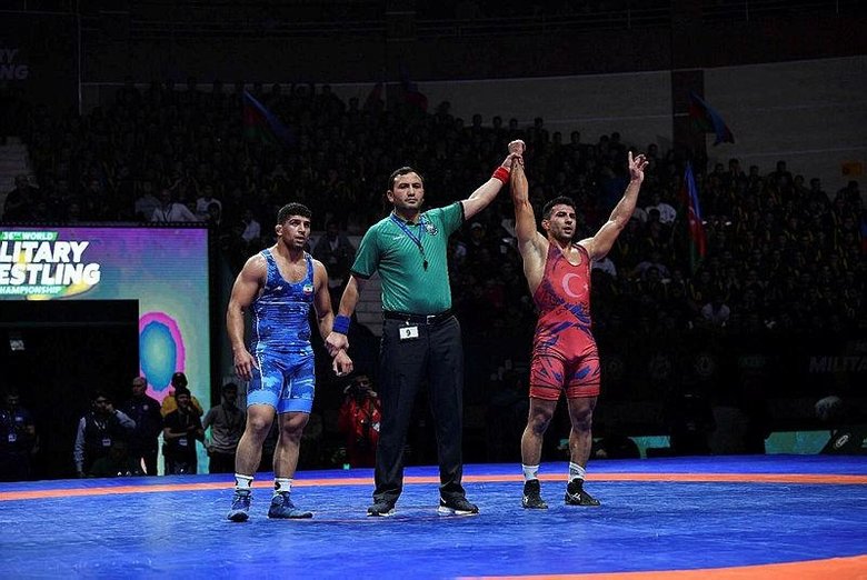 İzmirli güreşçi, Bakü’den altın madalya ile döndü