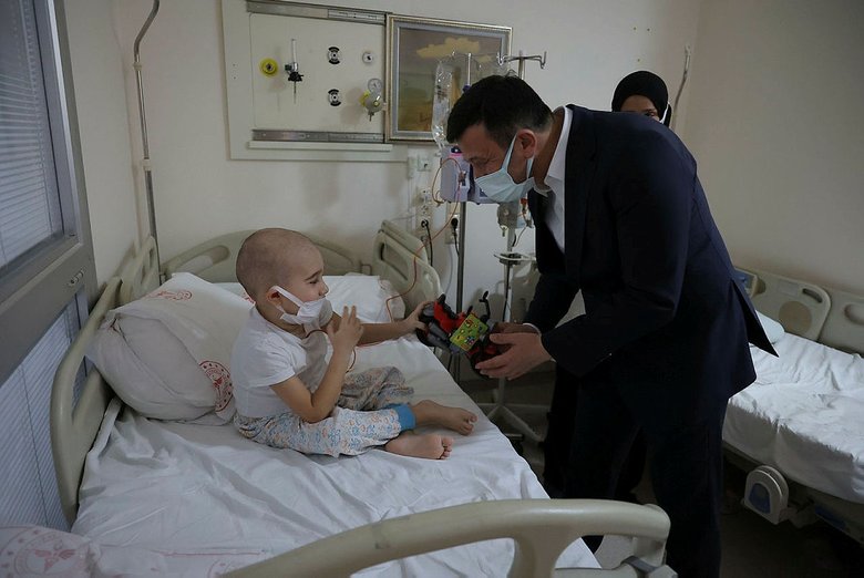 Ak Parti'nin İzmir adayı Hamza Dağ Lösemili çocukları unutmadı Ak Parti'nin İzmir adayı Hamza Dağ Lösemili çocukları unutmadı