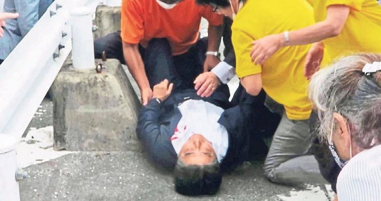 Japonya eski Basbakanı suikast sonucu öldürüldü