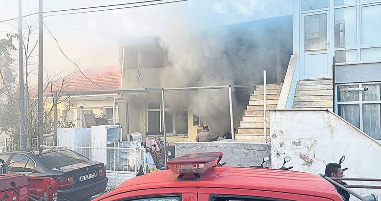 Oturduğu evi ateşe verdi