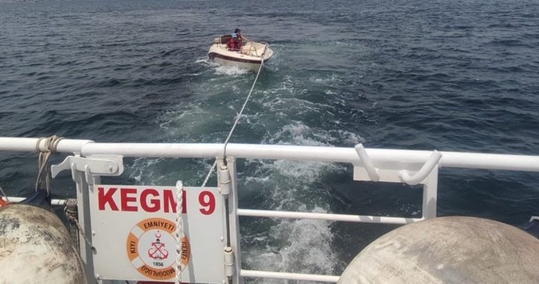 Çanakkale Boğazı’nda sürüklenen tekne kurtarıldı
