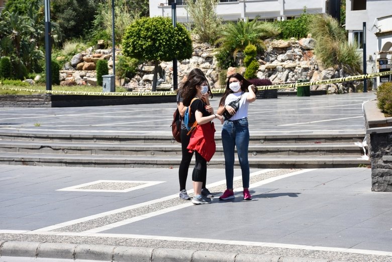 Bugün 18 yaş altı dışarı çıkabilecek mi? 18 yaş altının izin günleri ne zaman? 18 yaş altı seyahat izin belgesi nasıl alınır?