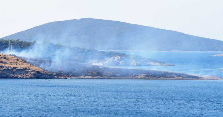 Göltürkbükü’nde yüzerek gidip yangını söndürdüler