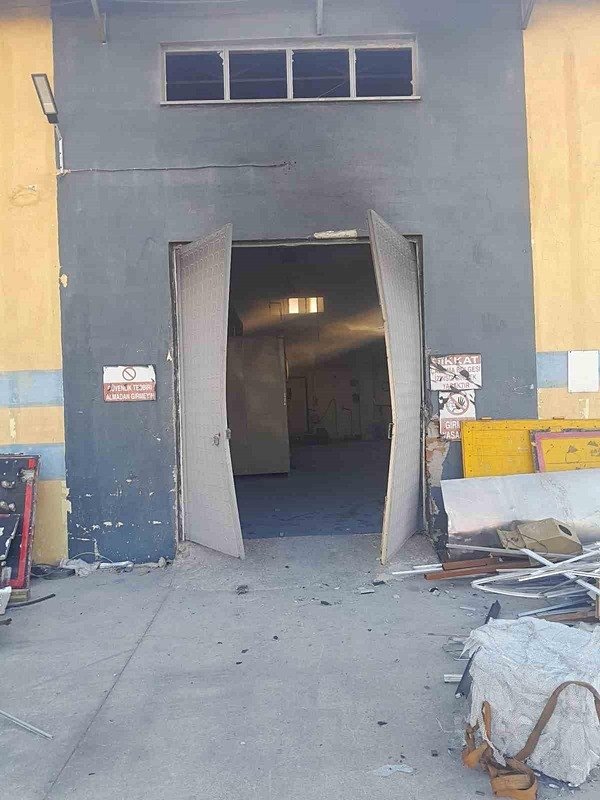 kutahyada-metal-fabrikasinda-eritme-kazani-patladi-1781612261103.jpeg