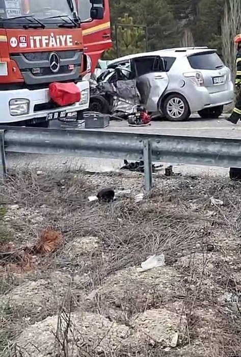 Denizli’de feci kaza: İki araç kafa kafaya çarpıştı