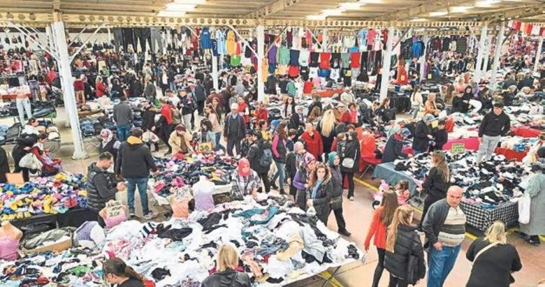Aliağa Sosyete Pazarı’na vatandaştan yoğun ilgi