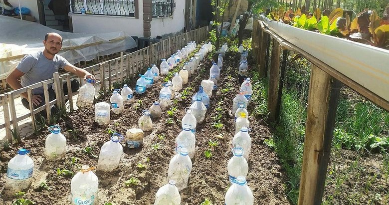 Kütahya’da çiftçiden ilginç yöntem! Sebze fidelerini soğuktan pet şişe ile koruyor
