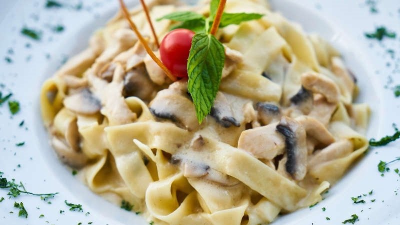Pratik Hazirlanan Ve Lezzetli Fettucini Alfredo Tarifi