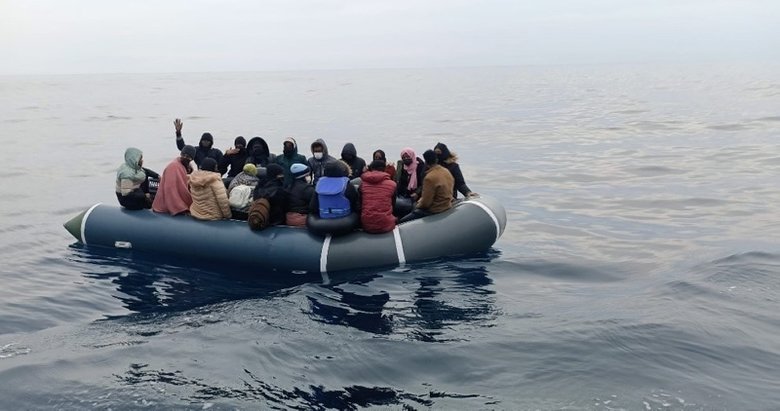 İzmir’de ölümle burun buruna gelen 212 göçmeni Sahil Güvenlik kurtardı